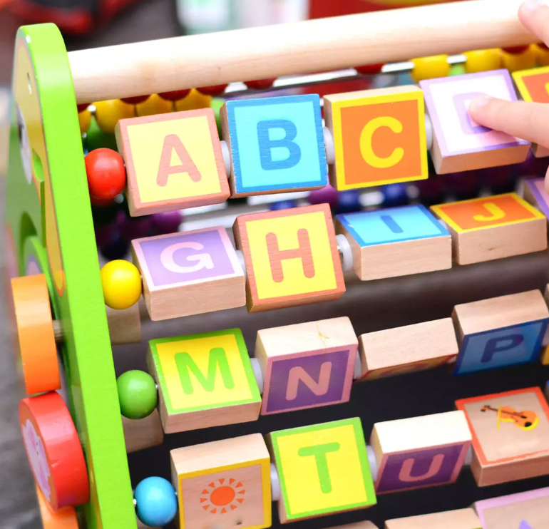 Brinquedos educativos para estimular o aprendizado.